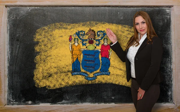 Δάσκαλος με τη σημαία νέων Τζέρσεϋ στο blackboard για παρουσίαση — Φωτογραφία Αρχείου