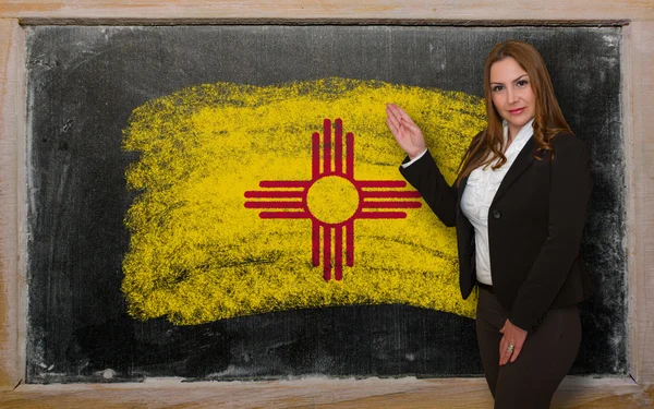 プレゼンテーションのための黒板に新しいメキシコの旗を示す先生 — ストック写真