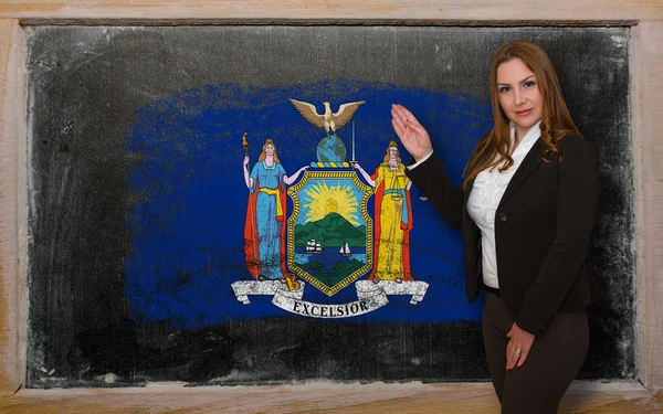 Enseignant montrant drapeau de New York sur tableau noir pour la présentation m — Photo