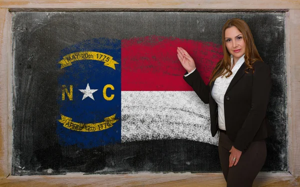 Teacher showing flag ofnorth carolina on blackboard for presenta — Stock Photo, Image