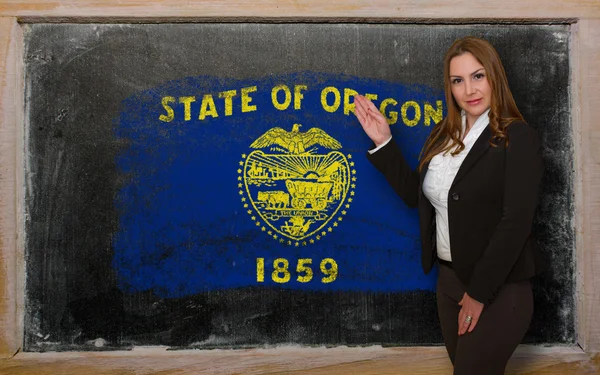 Εκπαιδευτικός δείχνει την σημαία oforegon στο blackboard για παρουσίαση Μαρ — Φωτογραφία Αρχείου