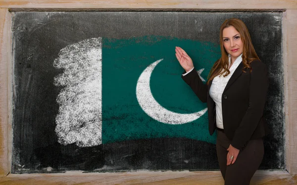 Učitel ukazuje vlajky ofpakistan na tabuli pro prezentaci m — Stock fotografie