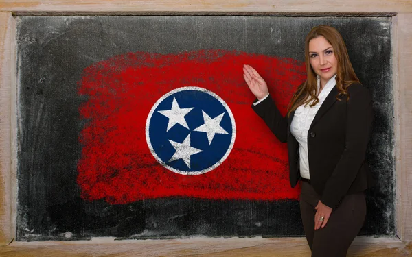 Teacher showing flag oftennessee on blackboard for presentation — Stock Photo, Image