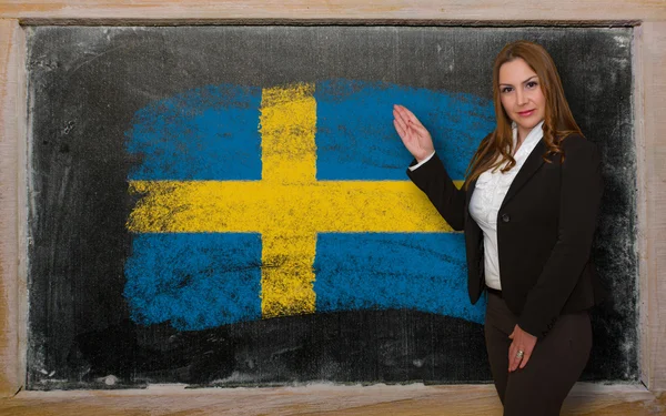 Profesor mostrando bandera de Suecia en pizarra para presentación mar — Foto de Stock
