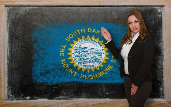 Professora mostrando bandeira de dakota sul em quadro negro para presentati — Fotografia de Stock