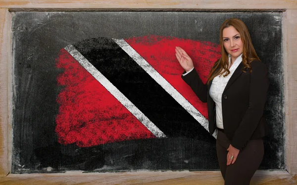 Lehrer zeigt Flagge von trinidadtobago auf Tafel für Geschenke — Stockfoto