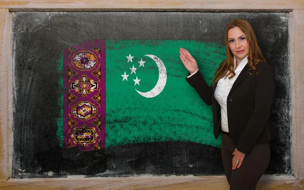 Profesor mostrando bandera de Turkmenistán en la pizarra de presentati —  Fotos de Stock