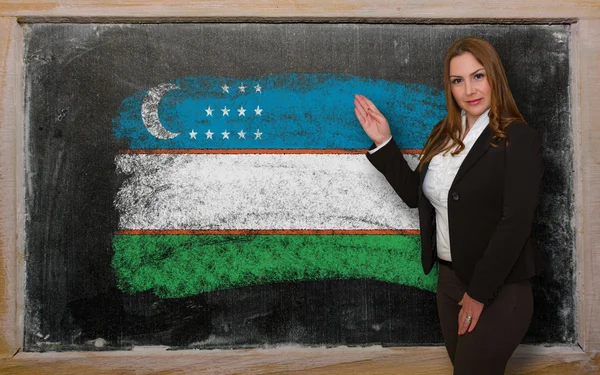 Profesor mostrando la bandera de Uzebekistán en la pizarra para presentatio —  Fotos de Stock