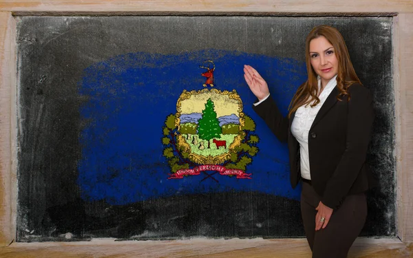 Blackboard sunu ma için bayrak ofvermont gösteren öğretmen — Stok fotoğraf