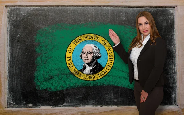 Lehrerin zeigt Flagge von Washington auf Tafel zur Präsentation — Stockfoto