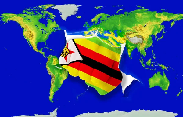 Pięść w kolor flagi narodowej Zimbabwe nabijania mapa świata — Zdjęcie stockowe