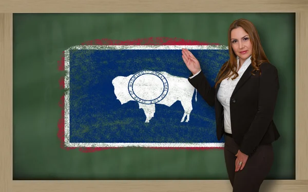 Leraar vlag ofwyoming tonen op blackboard voor presentatie ma — Stockfoto