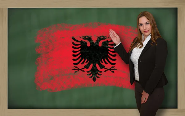 Insegnante che mostra bandiera albanese sulla lavagna per la presentazione ma — Foto Stock