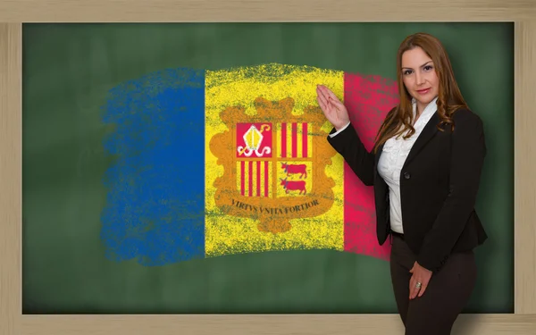 Вчитель, що показує прапор Андорри на дошці для презентації ма — стокове фото