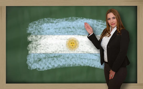 Lehrerin zeigt Flagge von Argentinien auf Tafel zur Präsentation — Stockfoto