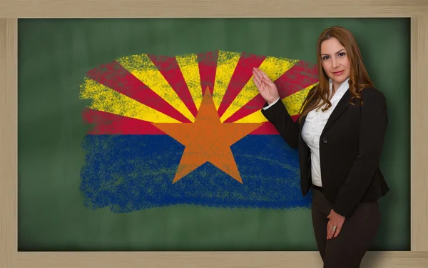 Lehrer zeigt Flagge von arizona auf Tafel zur Präsentation — Stockfoto