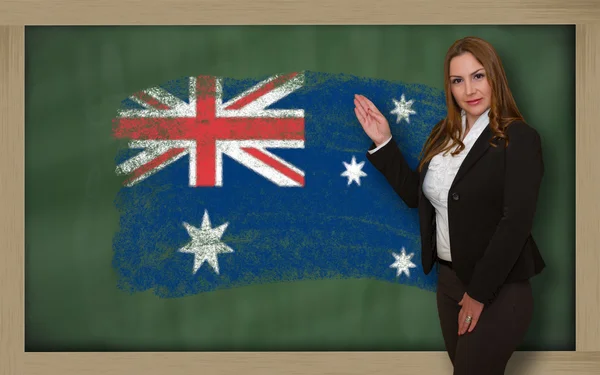 Läraren visar flaggan avAustralien på tavlan för presentation — Stockfoto