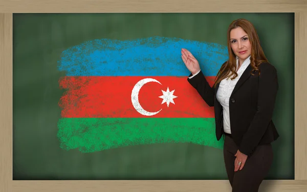 Läraren visar flaggan ofazerbaijan på tavlan för presentation — Stockfoto