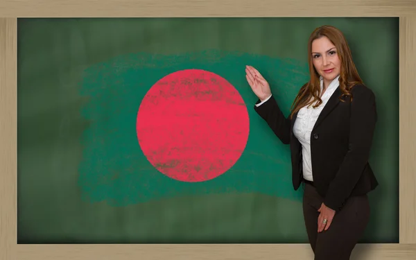 Lehrerin zeigt Flagge von bangladesh auf Tafel zur Präsentation — Stockfoto