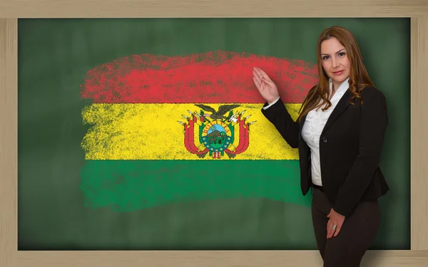 Insegnante che mostra bandiera della Bolivia sulla lavagna per la presentazione ma — Foto Stock