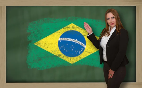 Professor mostrando bandeira do Brasil em quadro-negro para apresentação mar — Fotografia de Stock