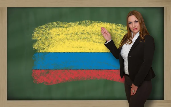 Enseignant montrant le drapeau de la Colombie sur le tableau noir pour la présentation m — Photo