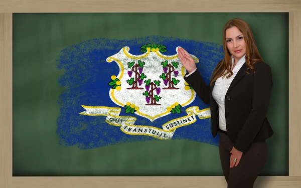 Profesor mostrando bandera de Connecticut en pizarra para presentatio — Foto de Stock