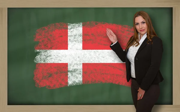 Enseignant montrant le drapeau du Danemark sur tableau noir pour la présentation ma — Photo