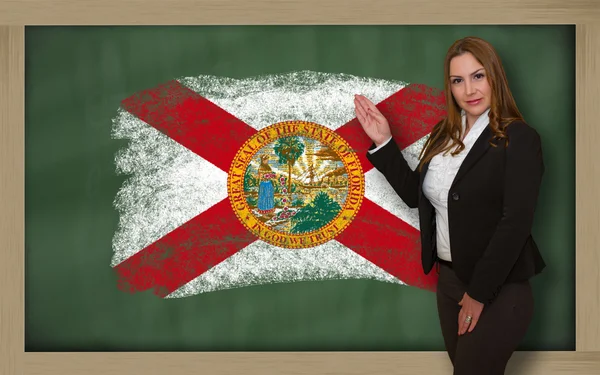 Profesora mostrando bandera de florida en pizarra para presentación ma — Foto de Stock