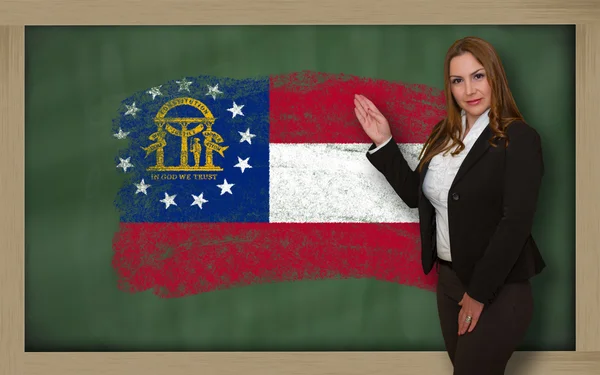 Profesor mostrando bandera deGeorgia en pizarra para presentación ma — Foto de Stock