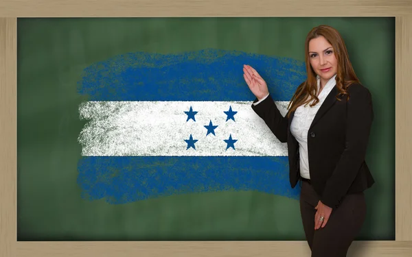 Professor mostrando bandeira de Honduras em quadro-negro para apresentação m — Fotografia de Stock