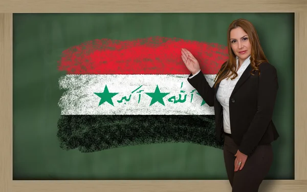 Lehrerin zeigt Flagge von Firaq auf Tafel zur Präsentation — Stockfoto