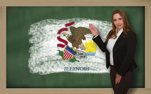 Lehrer zeigt Flagge ofillinois auf Tafel für Präsentation m — Stockfoto