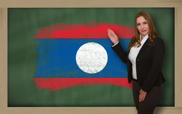 Enseignant montrant le drapeau du Laos sur le tableau noir pour la présentation Marke — Photo