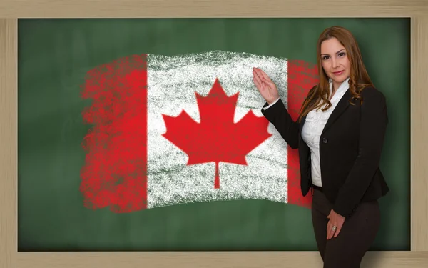 Insegnante che mostra bandiera del Canada sulla lavagna per presentazione mar Fotografia Stock