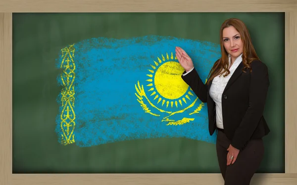 Teacher showing flag ofkazakhstan on blackboard for presentation — Stock Photo, Image