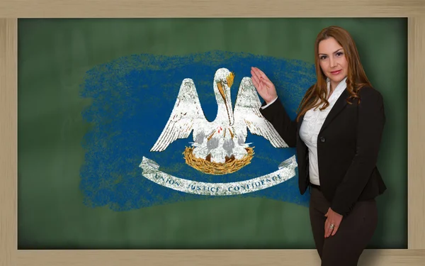 Lehrerin zeigt Flagge von flouisiana auf Tafel zur Präsentation — Stockfoto
