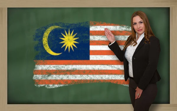Profesor mostrando bandera de Malasia en pizarra para presentación m — Foto de Stock
