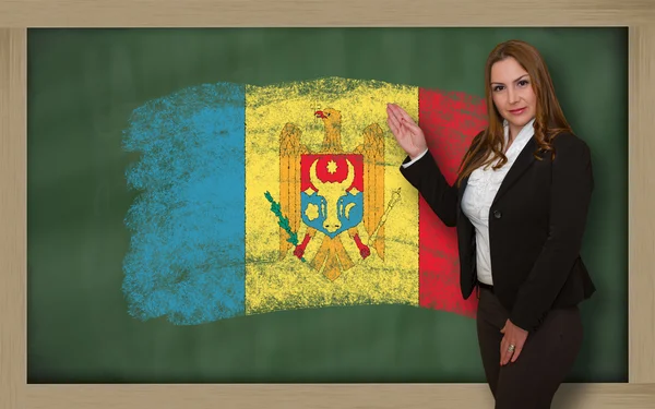 Lehrerin zeigt Flagge Moldawiens auf Tafel zur Präsentation — Stockfoto