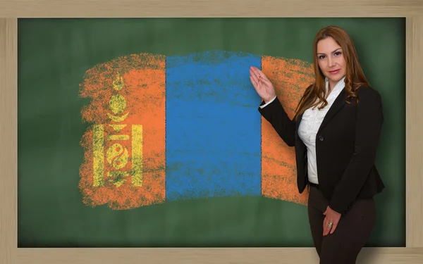 Insegnante che mostra la bandiera della Mongolia sulla lavagna per la presentazione m — Foto Stock