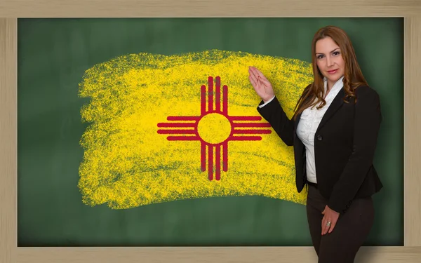 Profesor mostrando bandera o fnew mexico en pizarra para presentación — Foto de Stock