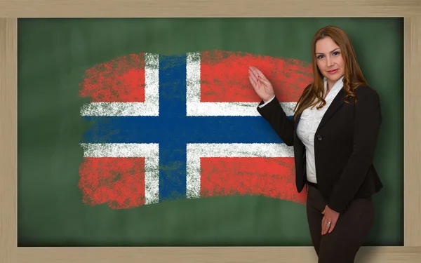 Учитель показывает флаг Норвегии на доске для презентации — стоковое фото