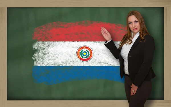 Enseignant montrant le drapeau du Paraguay sur le tableau noir pour présentation m — Photo