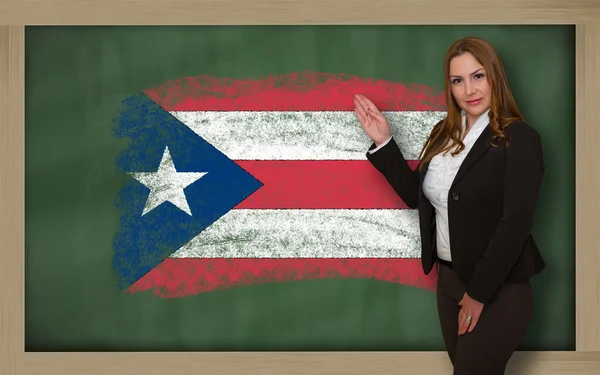 Profesor mostrando la bandera de PuertoRico en la pizarra para su presentación — Foto de Stock