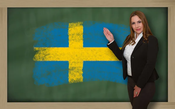 Professora mostrando bandeira da Suécia em quadro negro para apresentação mar — Fotografia de Stock
