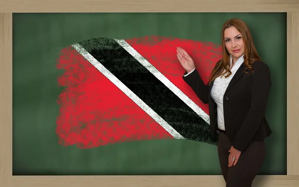 Profesor mostrando bandera de trinidad tobago en pizarra para presen — Foto de Stock
