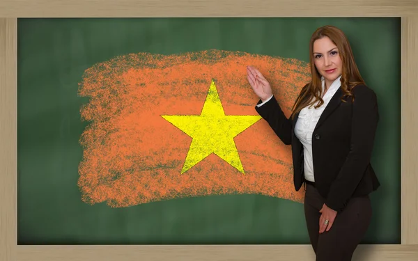 Lehrer zeigt vietnamesische Flagge auf Tafel zur Präsentation — Stockfoto