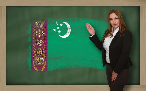 Εκπαιδευτικός δείχνει την σημαία ofturkmenistan στο blackboard για presentati — Φωτογραφία Αρχείου