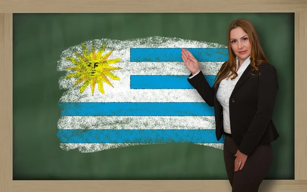 Leraar vlag ofuruguay tonen op blackboard voor presentatie ma — Stockfoto