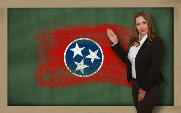 Teacher showing flag oftennessee on blackboard for presentation — Stock Photo, Image